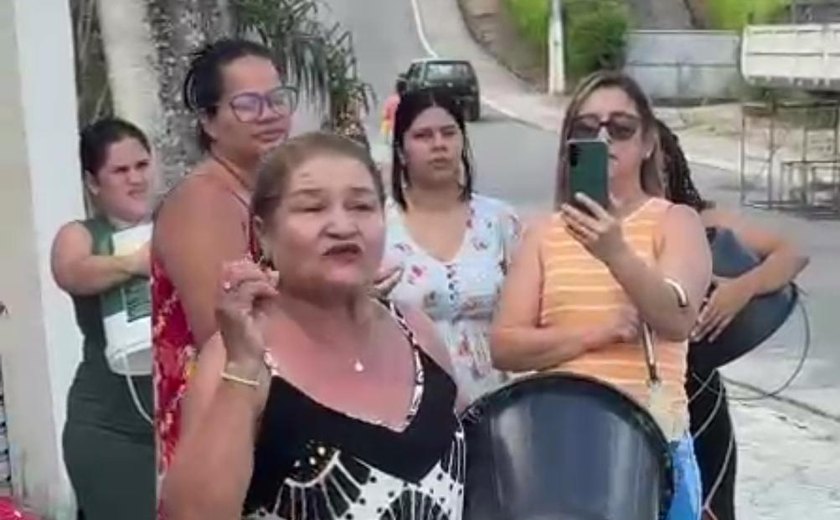 Vídeo: consumidores realizam protesto na porta da Verde Alagoas em Paulo Jacinto