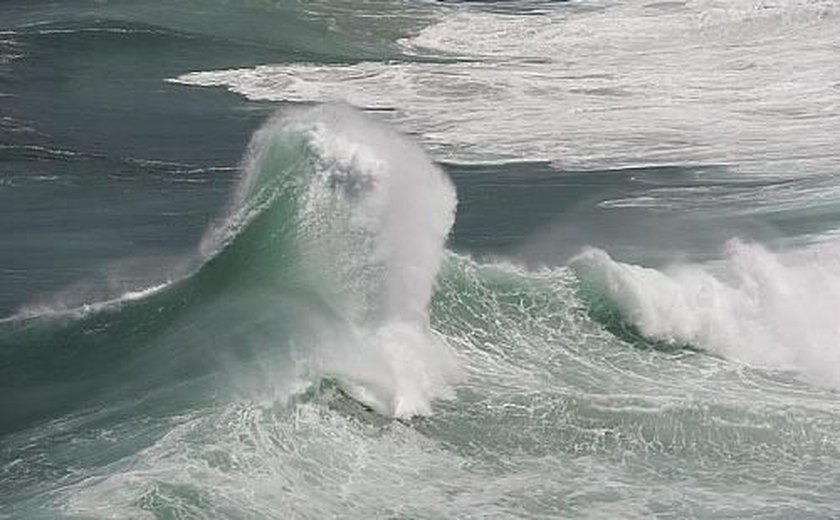 Marinha faz alerta sobre ressaca do mar com ondas de até 2,5 metros