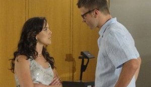 'Fina Estampa': Alexandre agarra Patricia a força