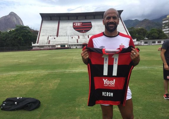 Adversário do Botafogo na Libertadores, Verón ganha camisa do Flamengo