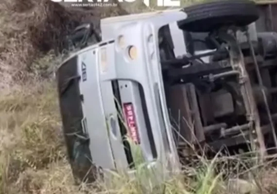 Caminhão tomba às margens da AL-220 no Sertão de Alagoas
