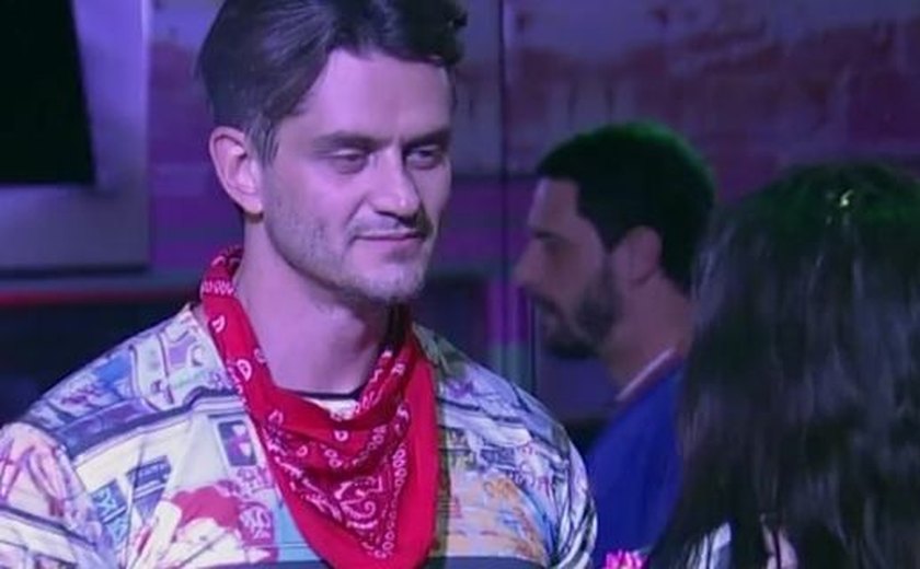 'BBB 17': Marcos tenta mas leva quarto 'toco' de Emilly durante a Festa São Paulo