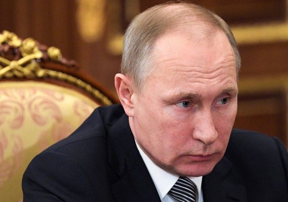 Vladimir Putin sanciona lei que despenaliza violência doméstica na Rússia
