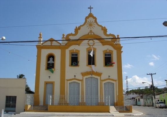 Ex-prefeito paga fornecedores e deixa servidores sem salário de dezembro