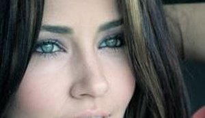 Atriz da Record e amigo são detidos pela polícia com drogas no carro