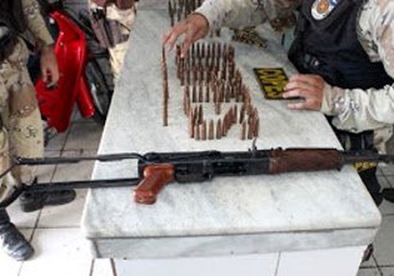 Polícia apreende fuzis e 400 munições perto do Fórum de Delmiro Gouveia