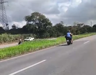 Idoso que conduzia triciclo elétrico na contramão morre na BR-104 ao bater de frente com veículo