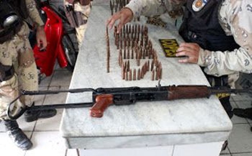 Polícia apreende fuzis e 400 munições perto do Fórum de Delmiro Gouveia