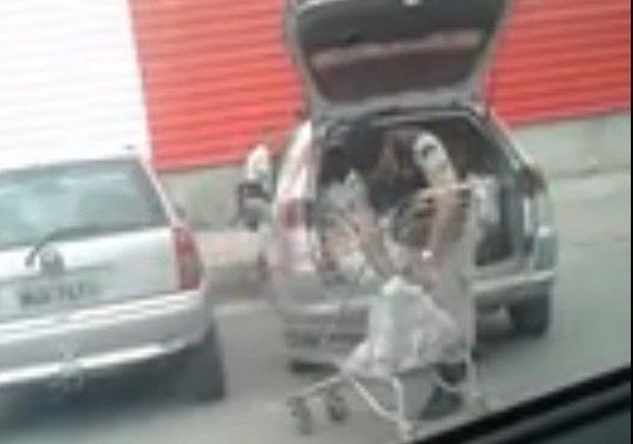 Policial transporta feira em viatura militar na capital alagoana