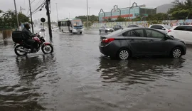 Frente fria derruba árvores e causa alagamentos no Rio de Janeiro