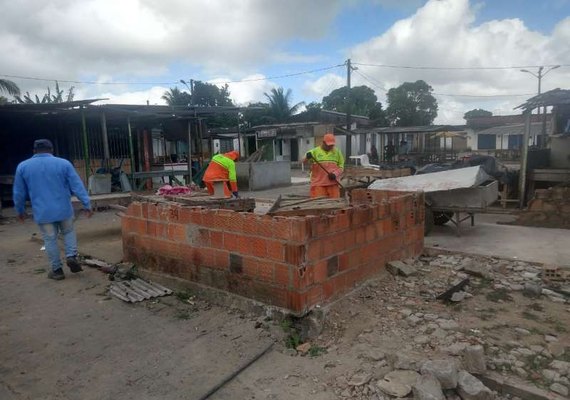Barracas em situação irregular e estado precário são retiradas na feirinha do Tabuleiro