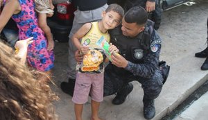 PM realiza ação social de Natal em comunidades carentes de Penedo