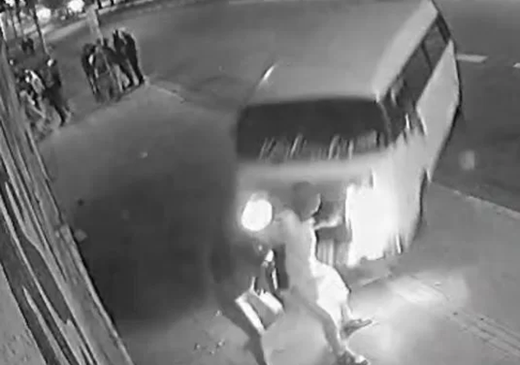 Grávida de 18 anos morre atropelada por Kombi em calçada