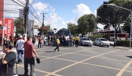 Ex-funcionários da Veleiro voltam a protestar na Avenida Fernandes Lima