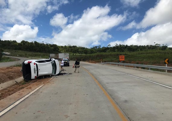 Vítimas ficam feridas após veículo bater em caminhão e capotar em Jequiá da Praia