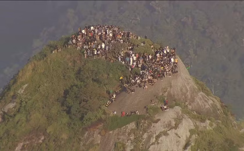 Ação contra o CV no Vidigal tem tiroteio, Av. Niemeyer fechada e turistas ‘ilhados’ em mirante