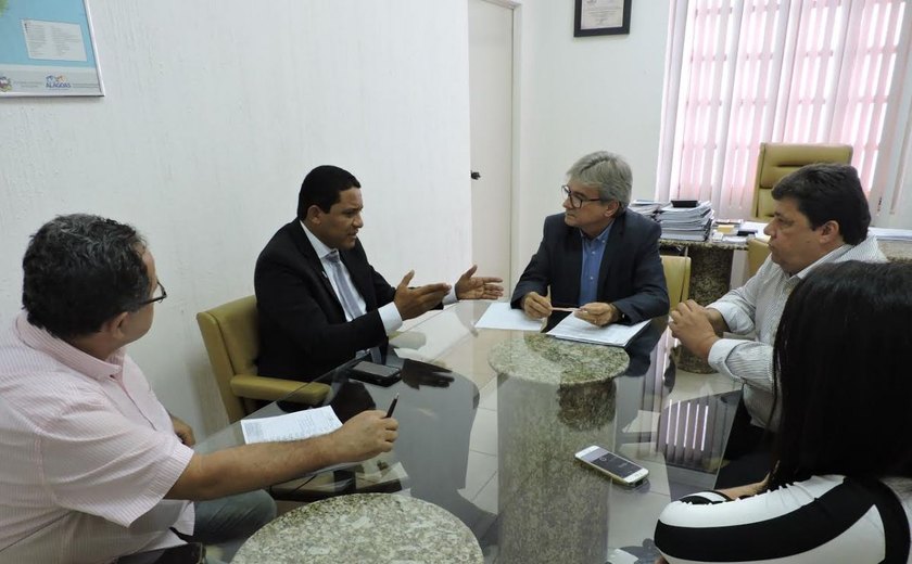 Casal e Prefeitura de Palmeira discutem parceria para melhorar atendimento