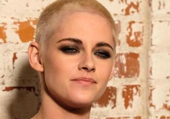 Kristen Stewart aparece careca e platinada em lançamento de filme