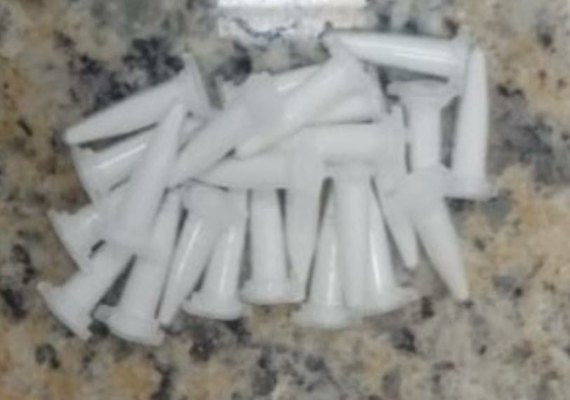 Polícia apreende com mulher  pinos de cocaína