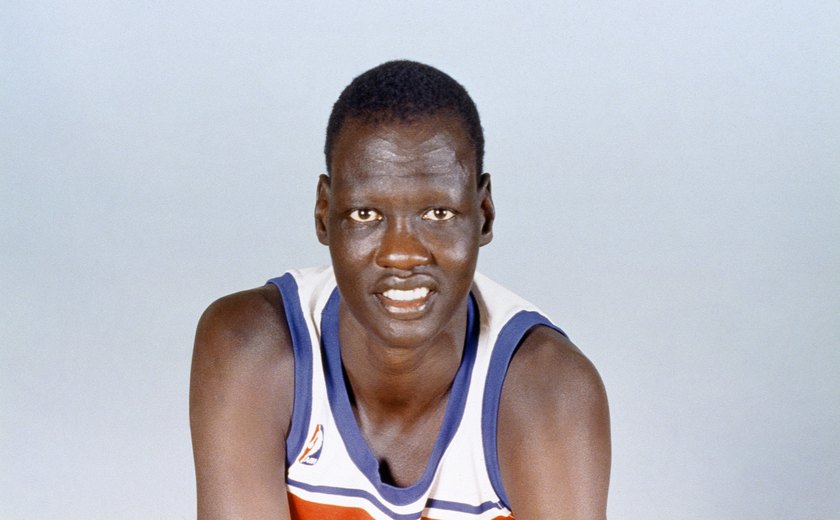 Basquete, coturnos e canetas: Manute Bol e o Sudão do Sul na NBA – Fora da  Linha