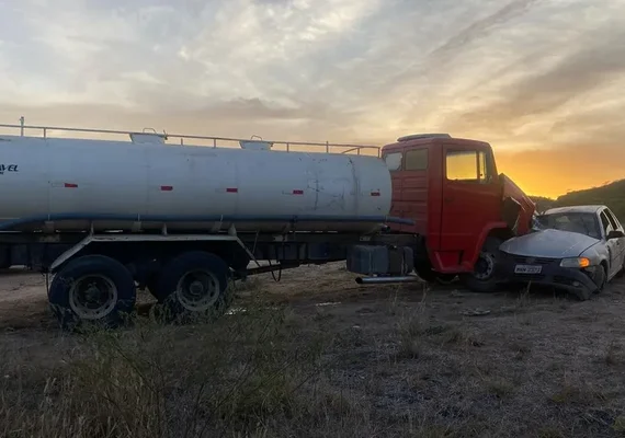 Mulher morre em acidente entre caminhão e carro de passeio na AL-220