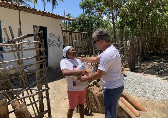 Projeto Natal Solidário distribui três toneladas de alimentos na Comunidade Palateia e instituições de Maceió