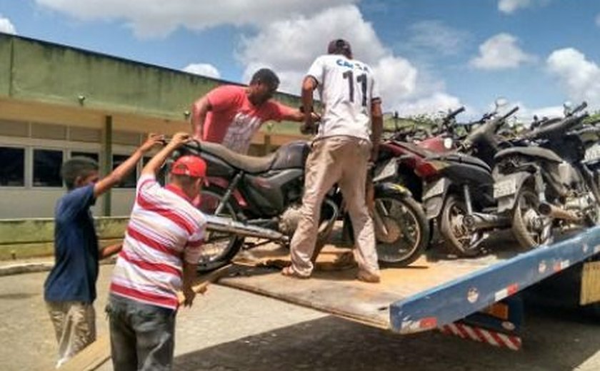 PM e Detran iniciam retirada de 586 veículos do pátio do 3º Batalhão de Arapiraca