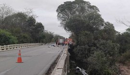 Carro cai de ponte e deixa três pessoas mortas e duas feridas