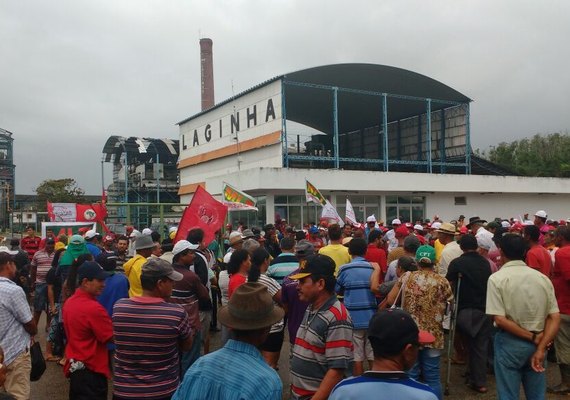 Trabalhadores rurais se mobilizam no pátio da Usina Laginha por Reforma Agrária