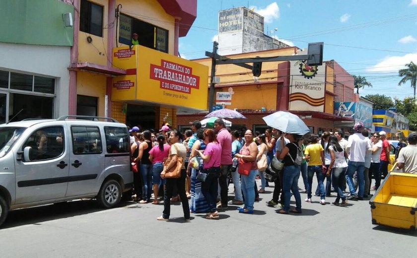 Servidores municipais ocupam prédio da Câmara de Vereadores de Arapiraca