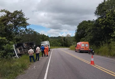 Carreta tomba em Penedo e deixa três homens feridos