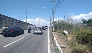 Motorista perde controle da direção e sofre acidente na AL-101 Sul