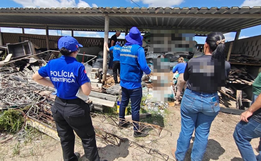 Polícia Científica coleta ração comercial em investigação sobre mortes de equinos