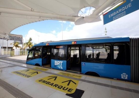 Policial militar é esfaqueada durante assalto em BRT no Rio de Janeiro