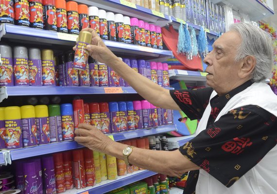 Brincadeiras com serpentina e confete no Carnaval podem causar riscos ao folião