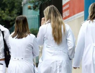 Lei do Jaleco proíbe profissionais de saúde de circularem com vestimentas de trabalho em locais públicos em Alagoas