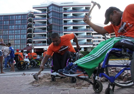 Cadeirantes voltam a quebrar calçada em busca de acessibilidade na capital