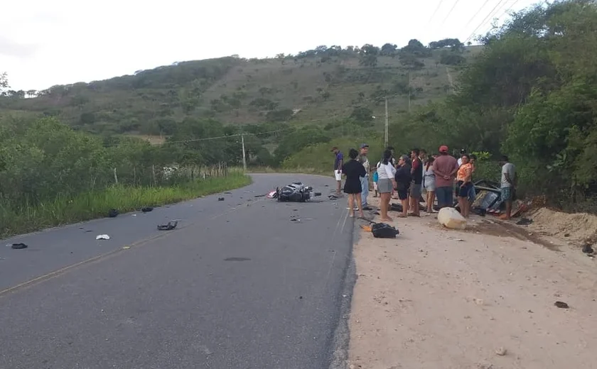 Colisão entre carro com reboque de Jet Ski e motocicleta deixa um morto