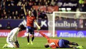 Depois de fratura chocante, jogador do Osasuna coloca parafuso na perna