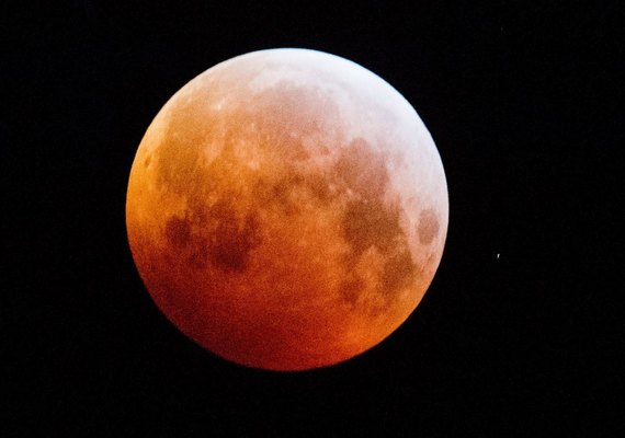 Eclipse Lunar total e a maior superlua do ano acontecem nesta quarta-feira (26)