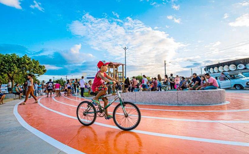 Crianças voltam a frequentar praça com revitalização da Biblioteca Arapiraquinha