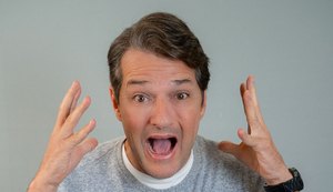 Ator Marcelo Serrado chega a Maceió com seu show de comédia “Terapia”