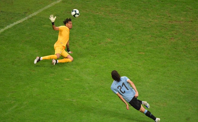 Uruguai tem três gols anulados e é eliminado para Peru nos pênaltis