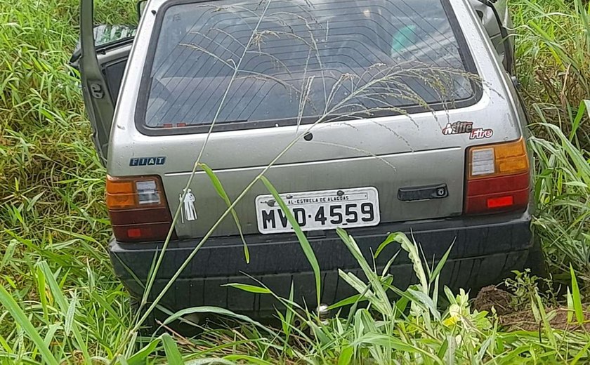 Jovens ficam feridos em acidente envolvendo carro e motocicleta