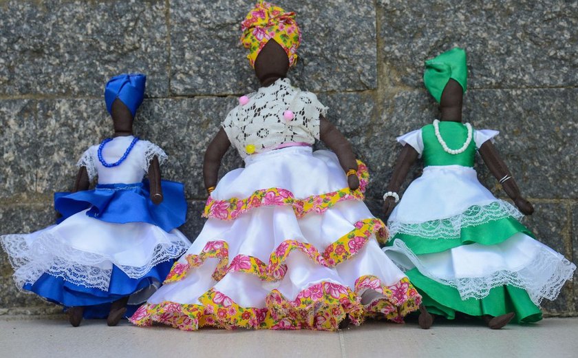 Bonecas de pano trazem referências às matriarcas do samba