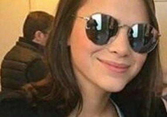 Olha ele! Fãs acham Neymar refletido nos óculos espelhados de Bruna Marquezine