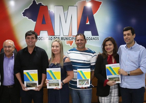 Cinco municípios recebem Plano de Saneamento Básico na AMA