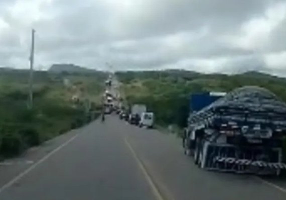 Duas pessoas ficam feridas em acidente entre caçamba e carro em Delmiro Gouveia