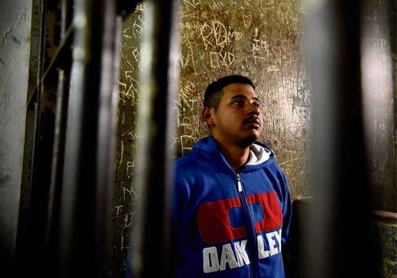 Jovem tenta matar os pais a pauladas e liga para a polícia contando o crime