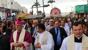 Multidão acompanha imagem da padroeira pelas ruas de Arapiraca